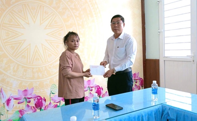 Diễn biến bất ngờ vụ cháu bé 4 tháng tuổi rơi xuống kênh: Công an làm việc với chị Lê Thị Kiều- Ảnh 1. Diễn biến bất ngờ vụ cháu bé 4 tháng tuổi rơi xuống kênh: Công an làm việc với chị Lê Thị Kiều- Ảnh 1.