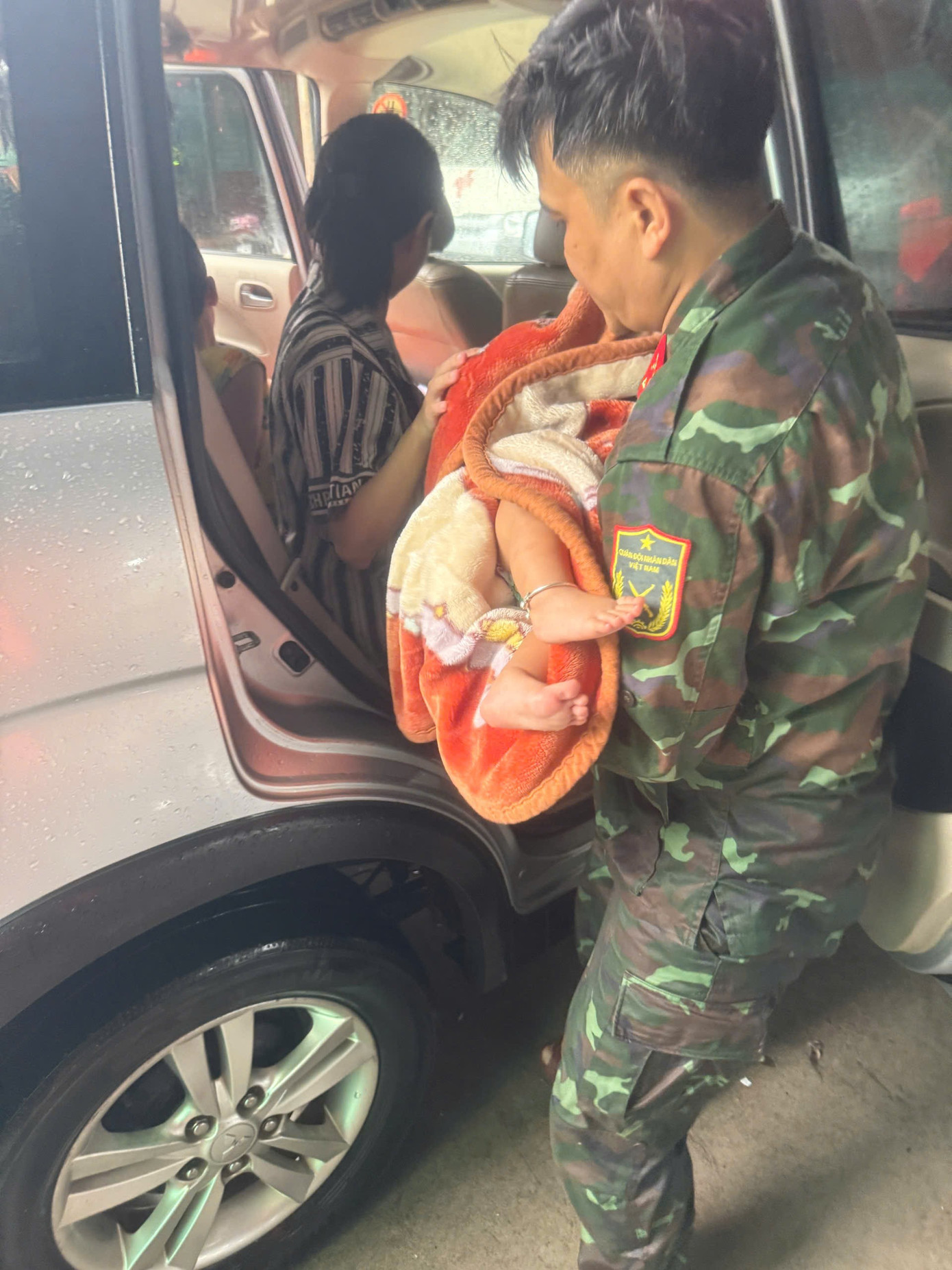 Vượt lũ xiết đưa cháu bé 8 tháng tuổi rơi xuống nước đi cấp cứu- Ảnh 3. Vượt lũ xiết đưa cháu bé 8 tháng tuổi rơi xuống nước đi cấp cứu- Ảnh 3.