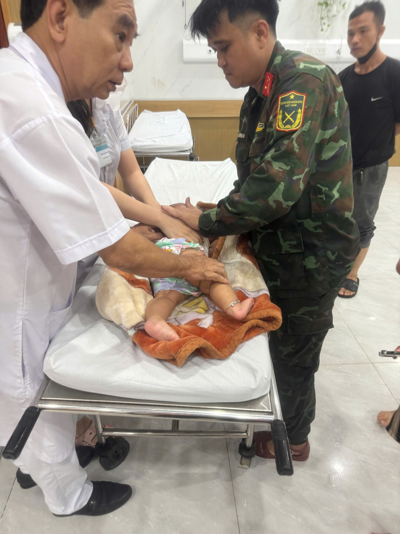Vượt lũ xiết đưa cháu bé 8 tháng tuổi rơi xuống nước đi cấp cứu- Ảnh 4. Vượt lũ xiết đưa cháu bé 8 tháng tuổi rơi xuống nước đi cấp cứu- Ảnh 4.