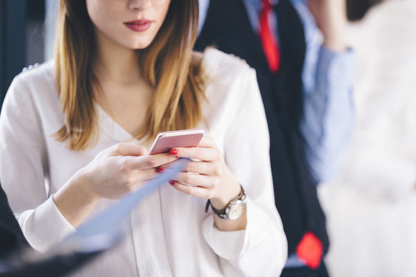 Điện thoại sụt pin lạ thường cả lúc ngủ ở nhà bạn trai, cô gái choáng váng khi phát hiện bí mật phía sau của cha dượng- Ảnh 1. Điện thoại sụt pin lạ thường cả lúc ngủ ở nhà bạn trai, cô gái choáng váng khi phát hiện bí mật phía sau của cha dượng- Ảnh 1.