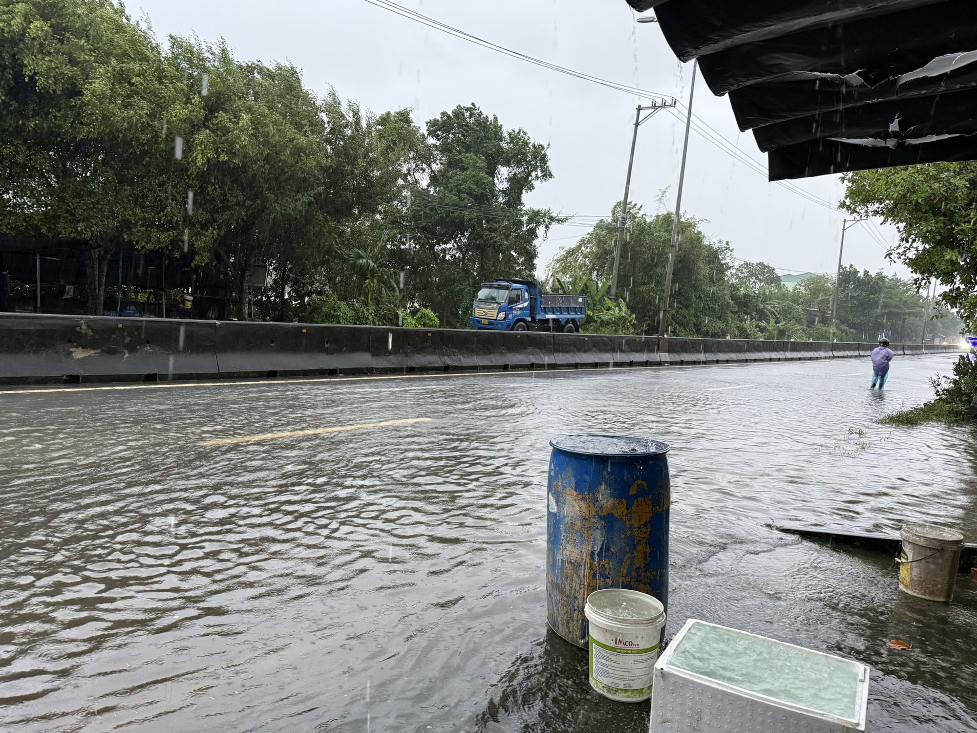 Nước tràn qua Quốc lộ 1 ở Đà Nẵng, CSGT cấm đường, phân luồng lên cao tốc- Ảnh 4. Nước tràn qua Quốc lộ 1 ở Đà Nẵng, CSGT cấm đường, phân luồng lên cao tốc- Ảnh 4.