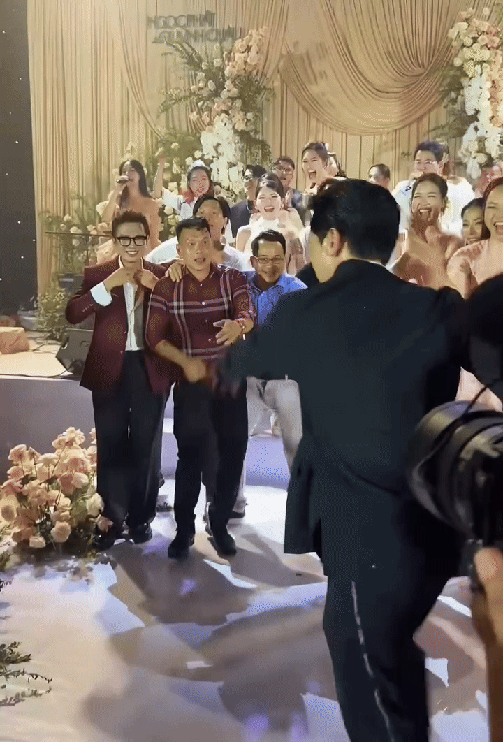 Trời ơi sốc quá! Chủ tịch đi lấy vợ lại làm cả gan làm hành động này ngay dưới sân khấu sao?- Ảnh 2. Trời ơi sốc quá! Chủ tịch đi lấy vợ lại làm cả gan làm hành động này ngay dưới sân khấu sao?- Ảnh 2.