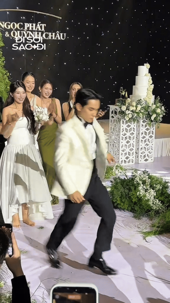 Trời ơi sốc quá! Chủ tịch đi lấy vợ lại làm cả gan làm hành động này ngay dưới sân khấu sao?- Ảnh 1. Trời ơi sốc quá! Chủ tịch đi lấy vợ lại làm cả gan làm hành động này ngay dưới sân khấu sao?- Ảnh 1.