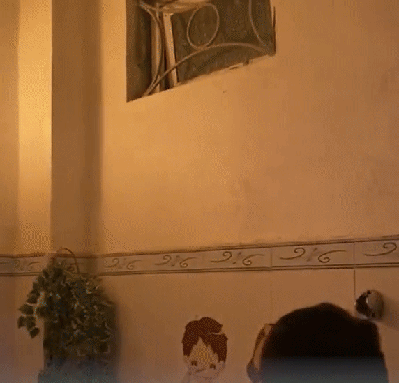 Đèn sưởi trong nhà tắm bốc cháy: Người mẹ tá hỏa ôm con chạy thoát, nhanh trí làm 1 việc ngay lập tức- Ảnh 5.