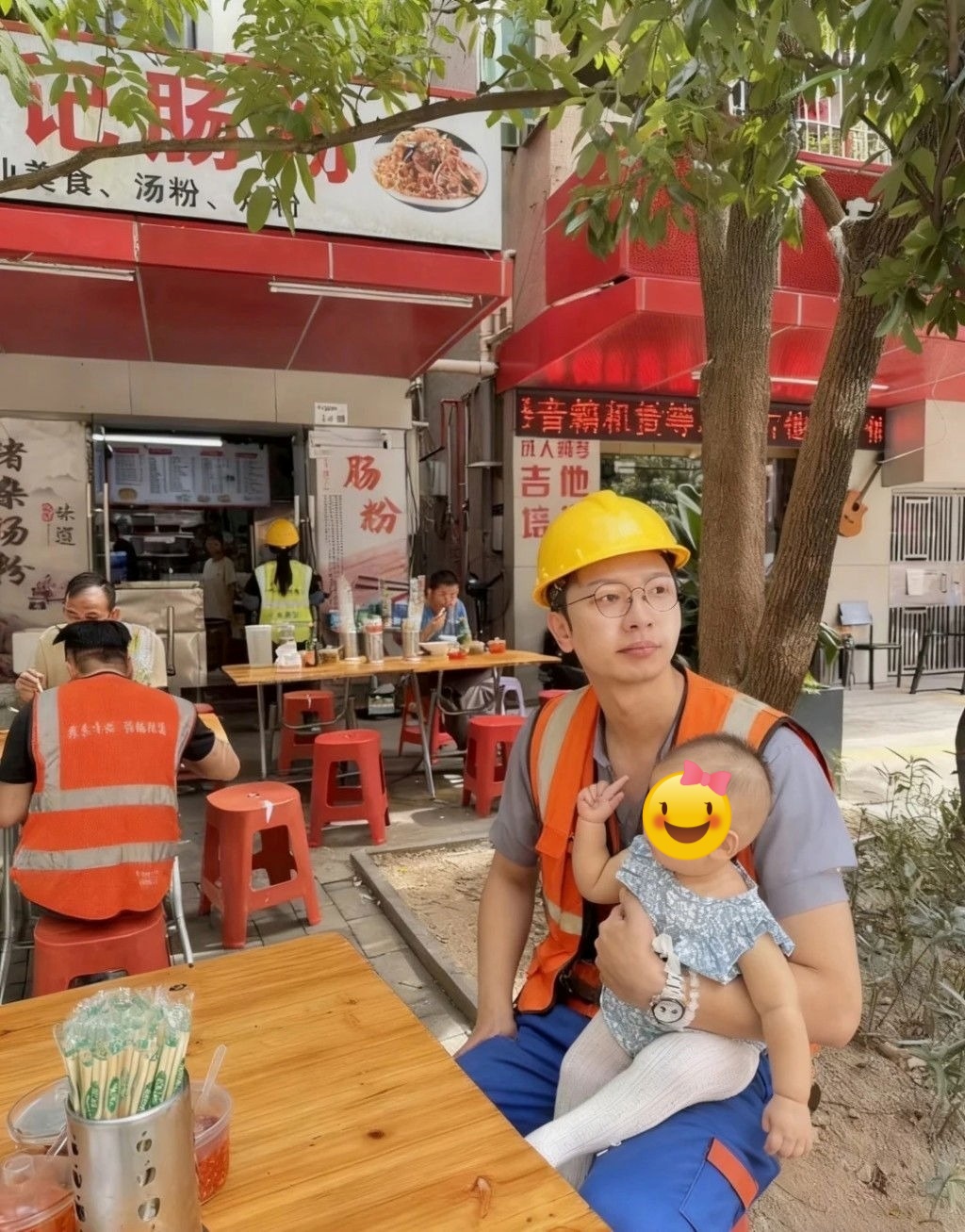 "Nam vương tiêu tiền như rác" giờ thê thảm đến nỗi phải đi phụ hồ, bê gạch xách vữa mưu sinh- Ảnh 2. "Nam vương tiêu tiền như rác" giờ thê thảm đến nỗi phải đi phụ hồ, bê gạch xách vữa mưu sinh- Ảnh 2.