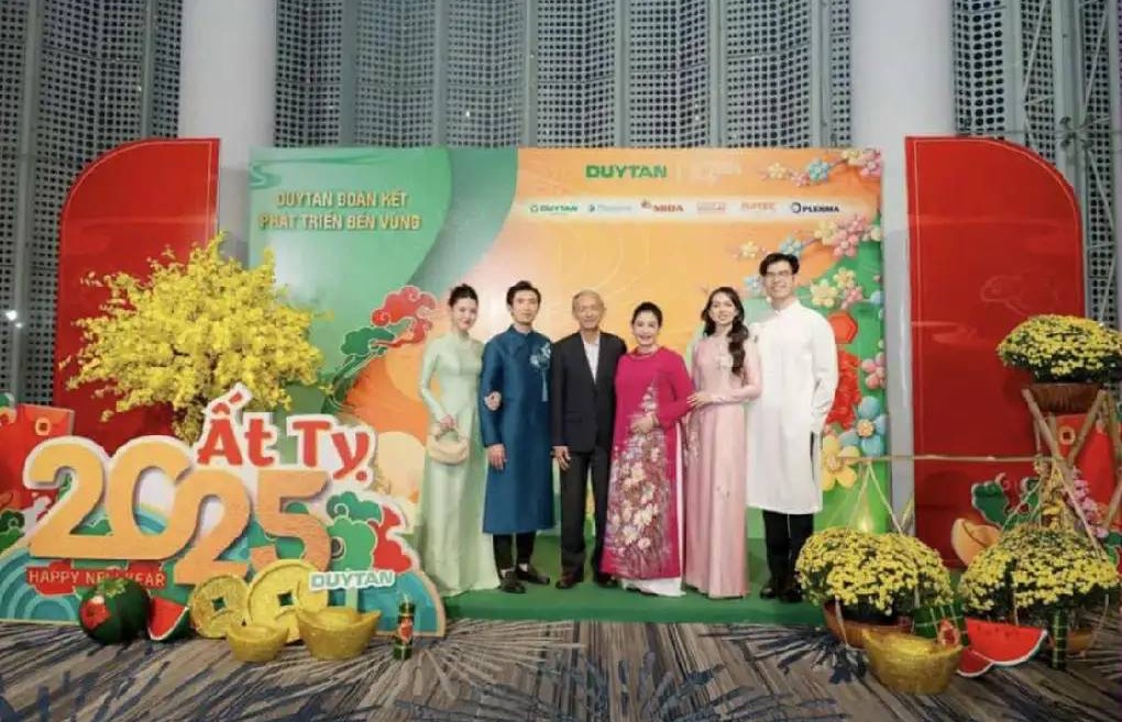 Midu và gia đình Chủ tịch Nhựa tái chế Duy Tân lộ bức ảnh chưa từng thấy- Ảnh 1.