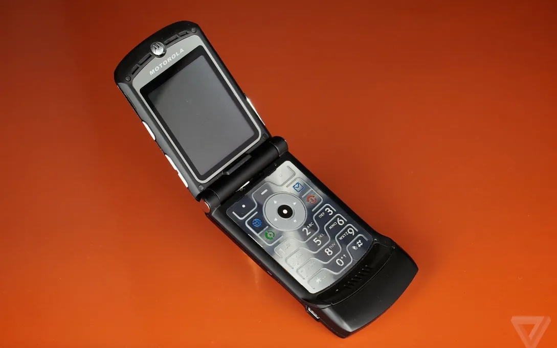 Điện thoại gập Motorola trở lại Việt Nam: 'Ăn mày dĩ vãng' đấu thế nào nổi điện thoại Trung Quốc giá rẻ?