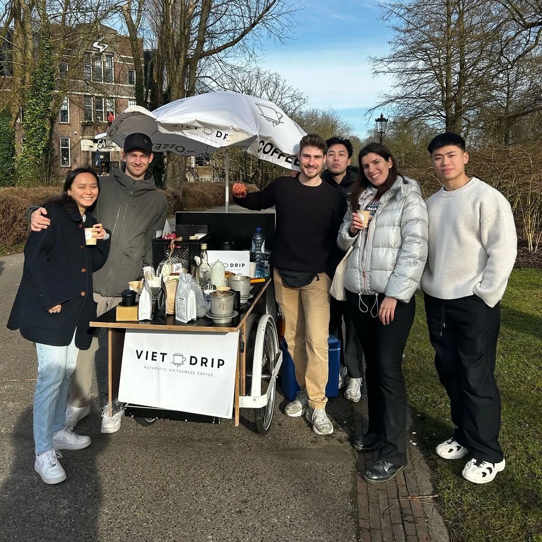 Ông Tây bán cà phê phin vỉa hè 200 nghìn đồng/ly, miệng liến thoắng tiếng Việt mời khách- Ảnh 1. Ông Tây bán cà phê phin vỉa hè 200 nghìn đồng/ly, miệng liến thoắng tiếng Việt mời khách- Ảnh 1.