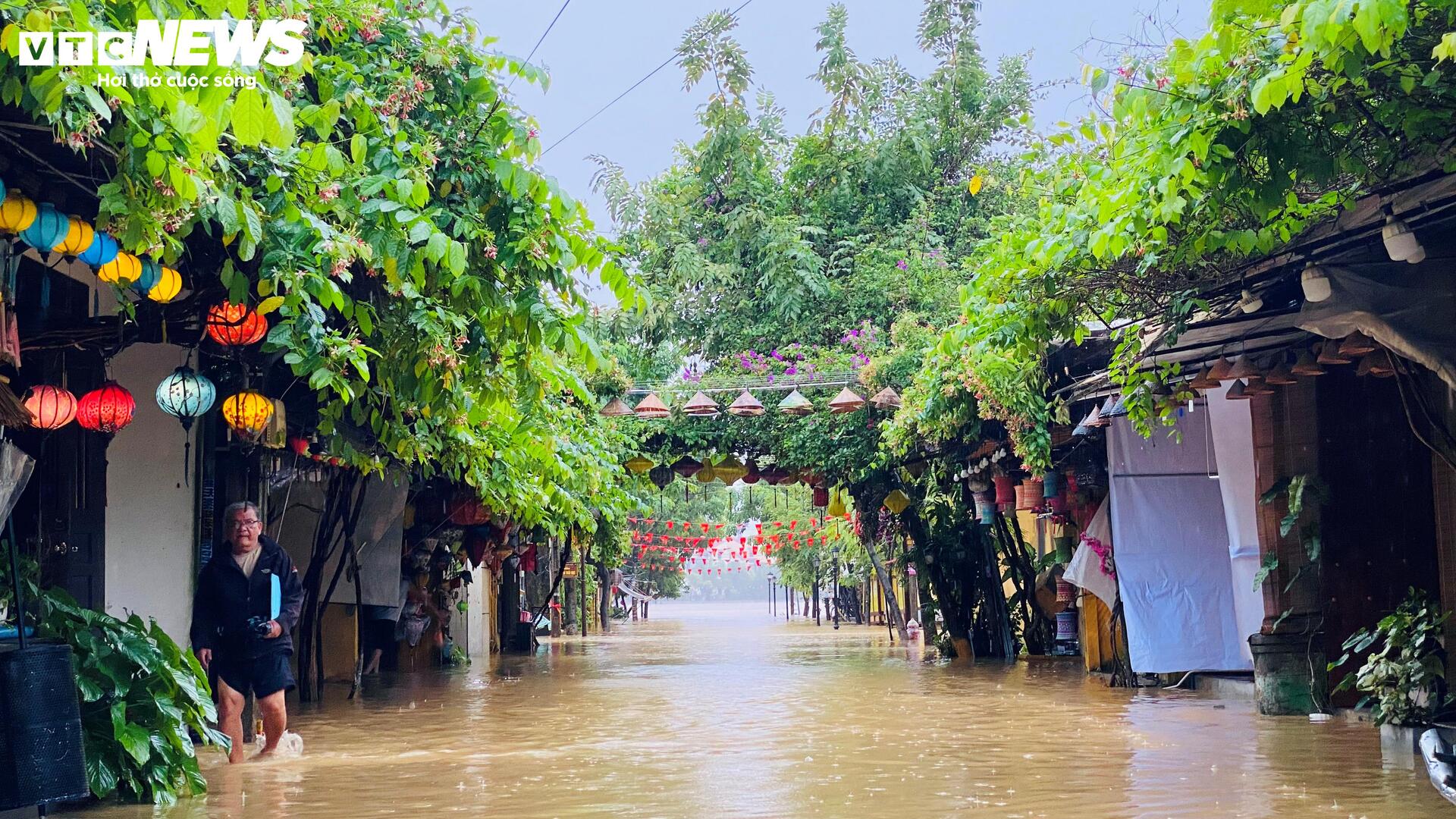 Phố cổ Hội An mênh mông nước, dân bơi thuyền đi lại- Ảnh 4.