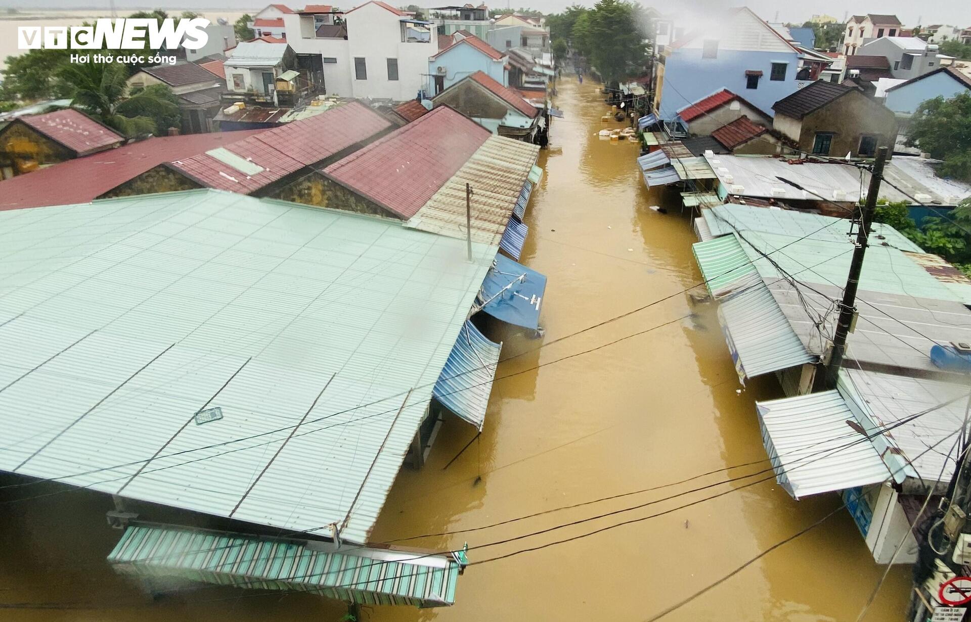 Phố cổ Hội An mênh mông nước, dân bơi thuyền đi lại- Ảnh 2.