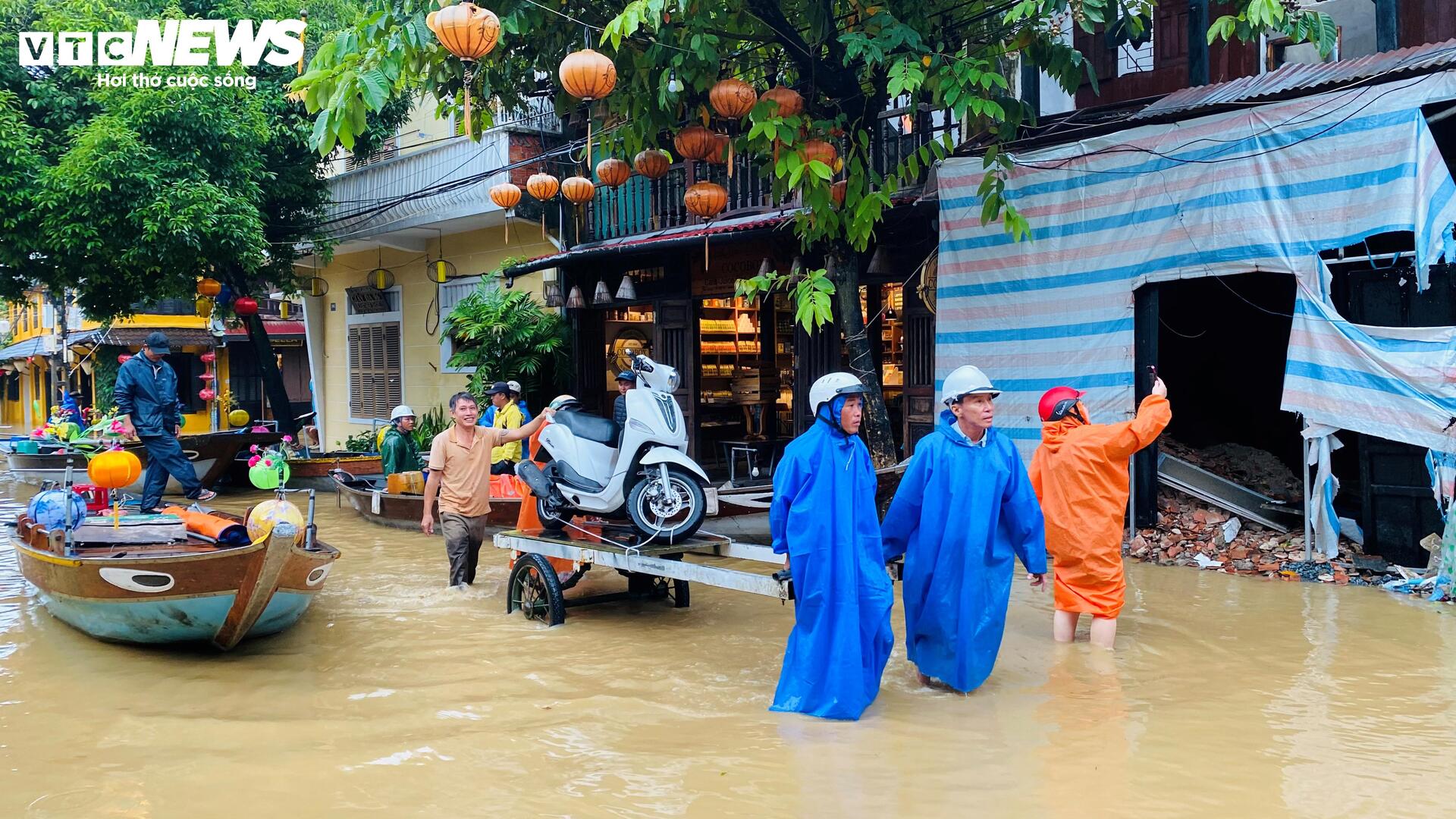 Phố cổ Hội An mênh mông nước, dân bơi thuyền đi lại- Ảnh 9.