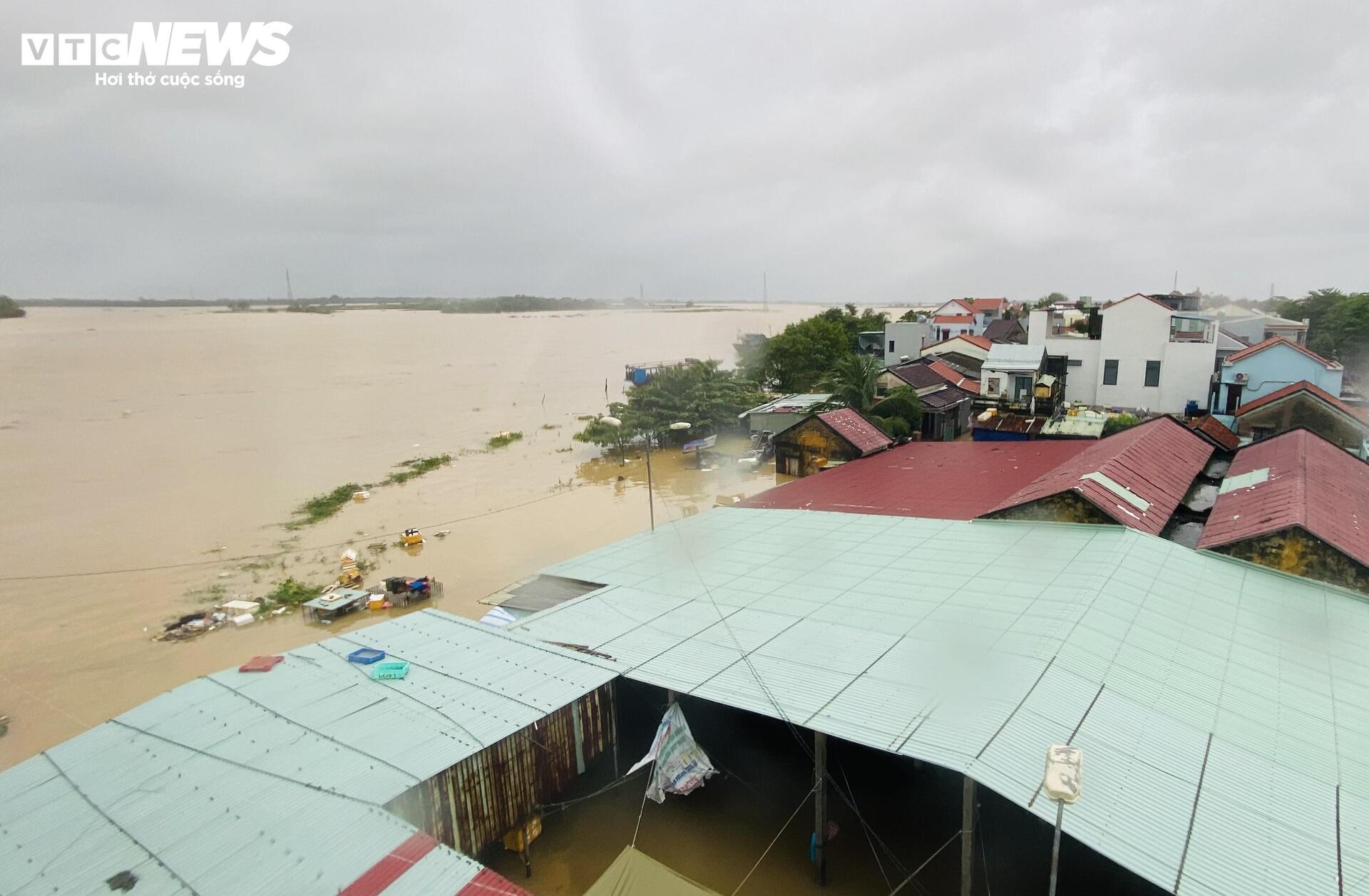 Phố cổ Hội An mênh mông nước, dân bơi thuyền đi lại- Ảnh 1.