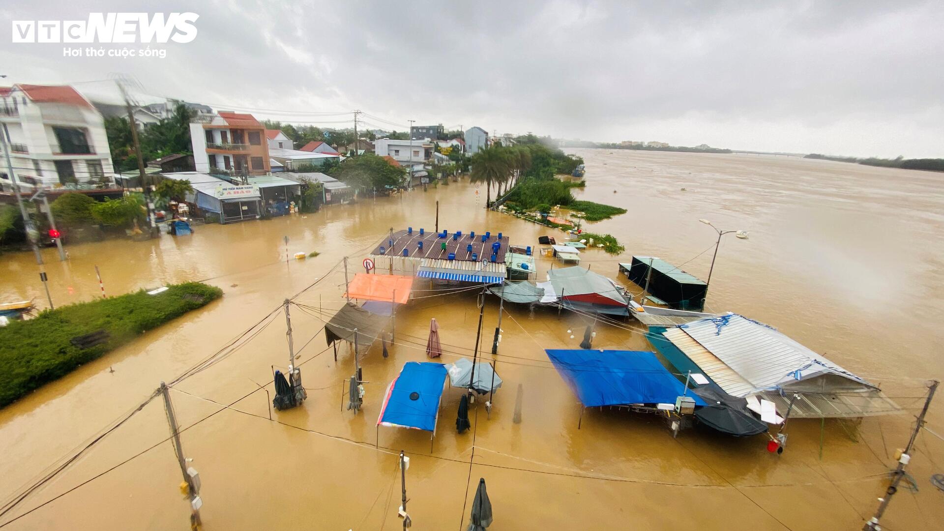 Phố cổ Hội An mênh mông nước, dân bơi thuyền đi lại- Ảnh 12.