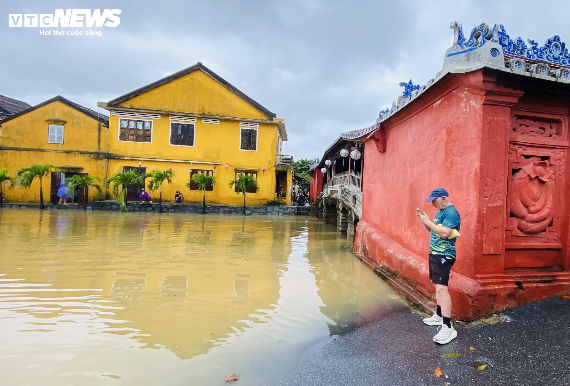 Phố cổ Hội An mênh mông nước, dân bơi thuyền đi lại- Ảnh 5.
