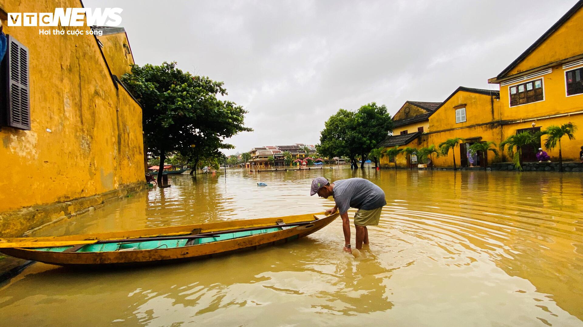 Phố cổ Hội An mênh mông nước, dân bơi thuyền đi lại- Ảnh 10.
