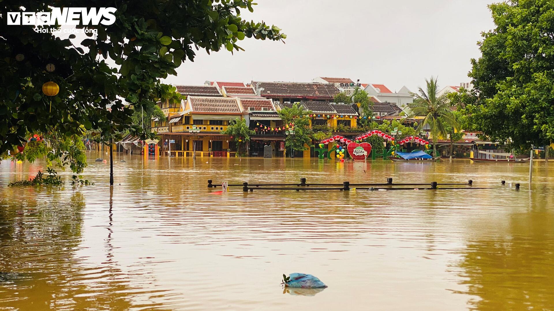 Phố cổ Hội An mênh mông nước, dân bơi thuyền đi lại- Ảnh 3.