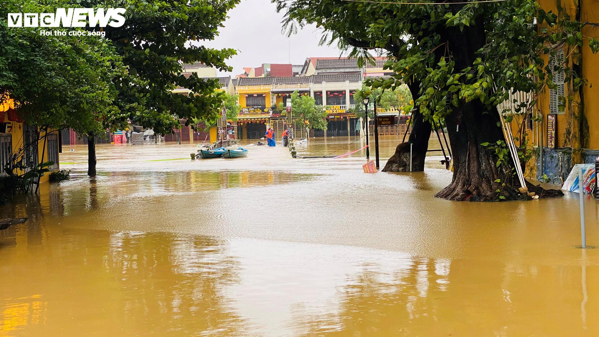 Phố cổ Hội An mênh mông nước, dân bơi thuyền đi lại- Ảnh 6.