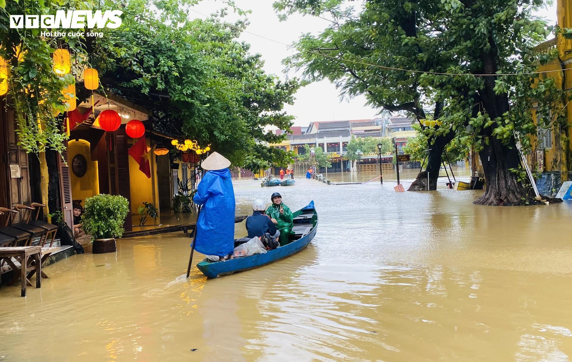 Phố cổ Hội An mênh mông nước, dân bơi thuyền đi lại- Ảnh 8.