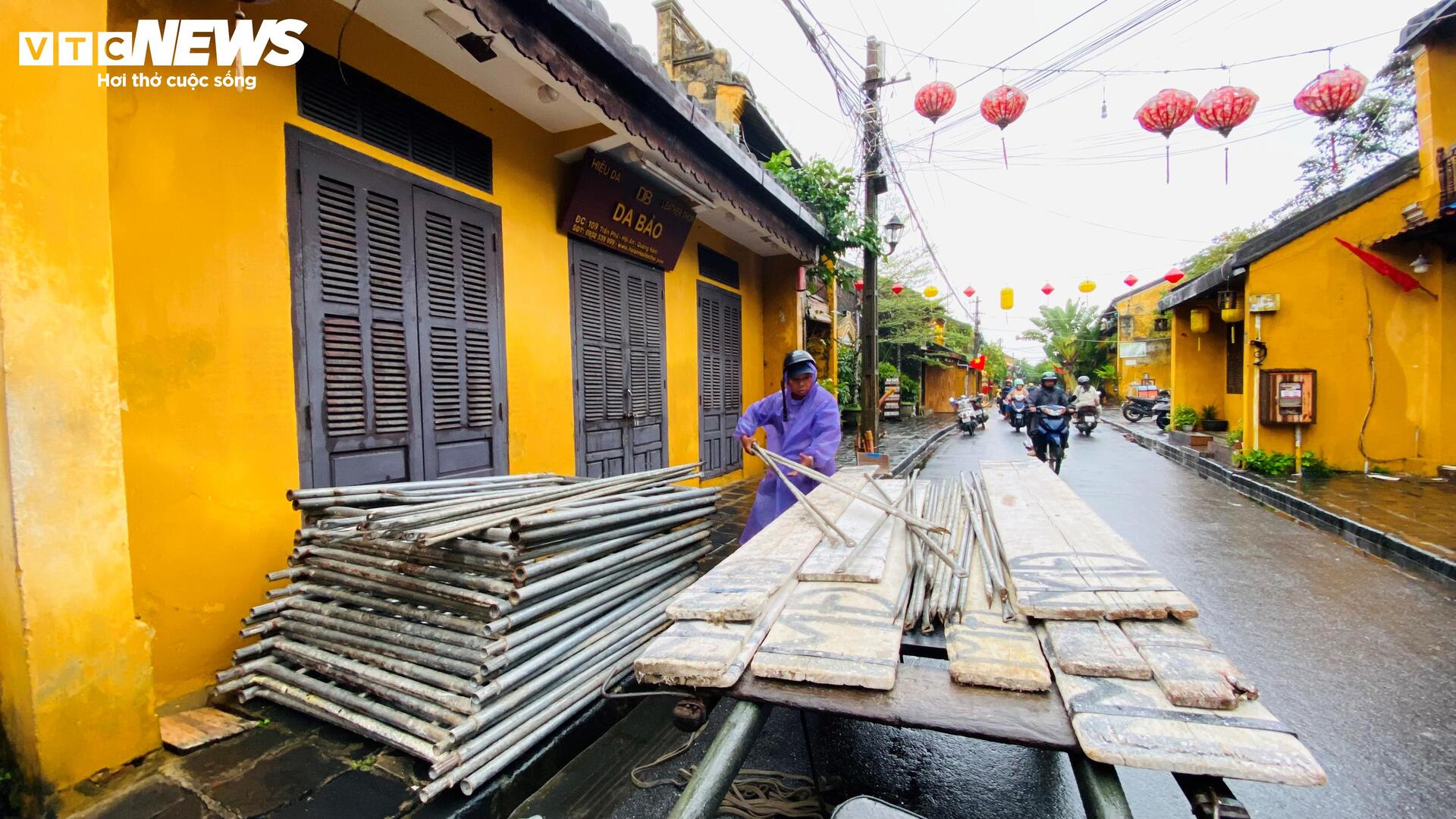Phố cổ Hội An mênh mông nước, dân bơi thuyền đi lại- Ảnh 11.