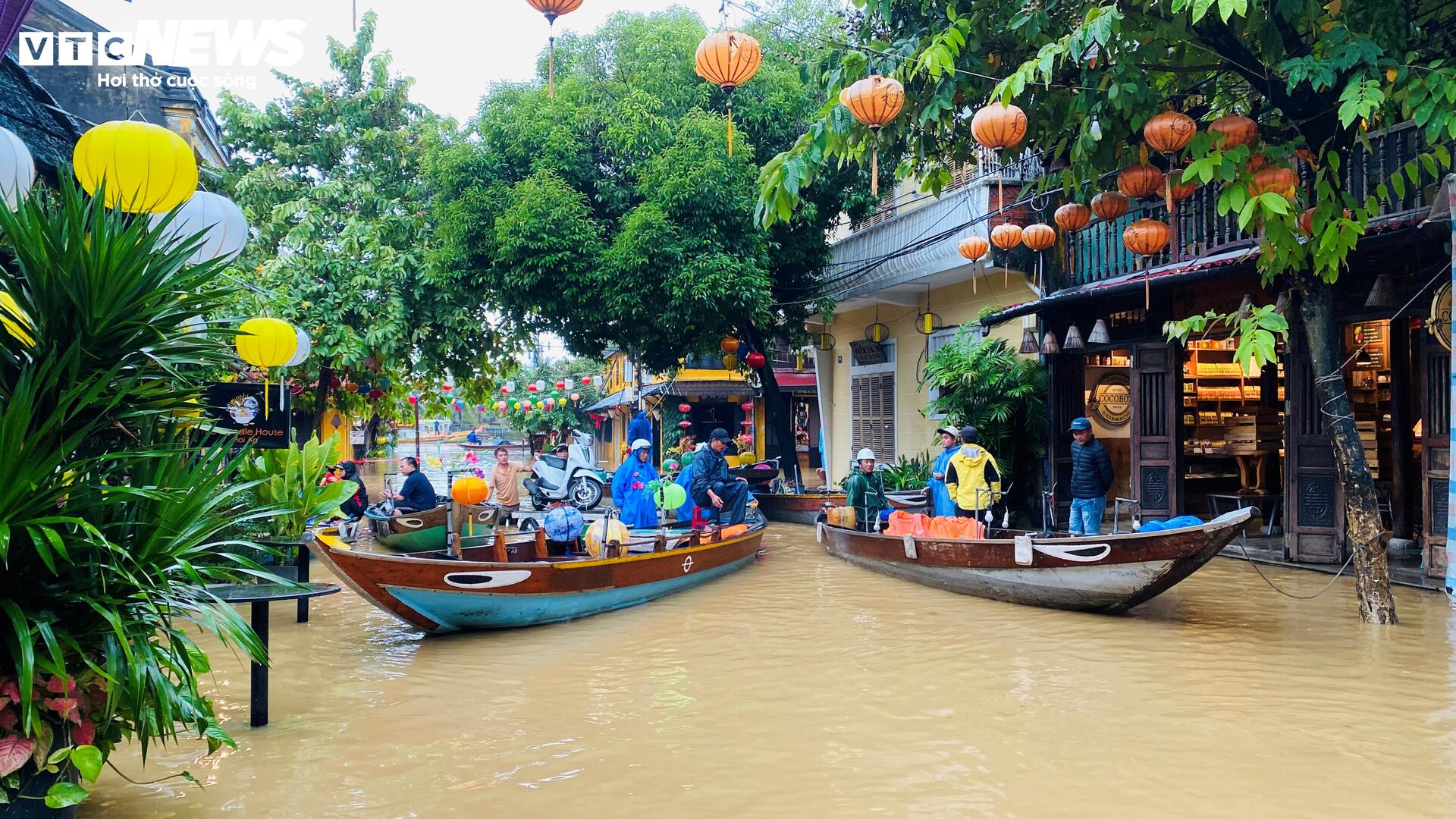 Phố cổ Hội An mênh mông nước, dân bơi thuyền đi lại- Ảnh 7.