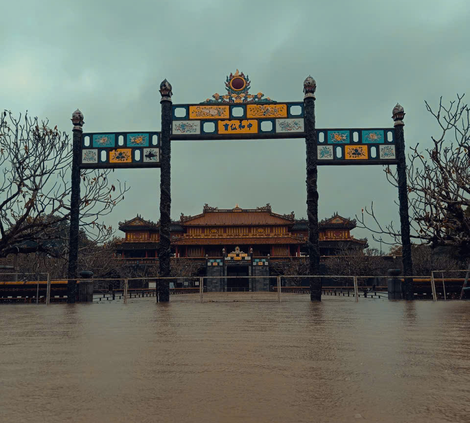 Mưa tại Huế vượt các mức lịch sử, cảnh báo khẩn đến 3 địa phương- Ảnh 1. Mưa tại Huế vượt các mức lịch sử, cảnh báo khẩn đến 3 địa phương- Ảnh 1.