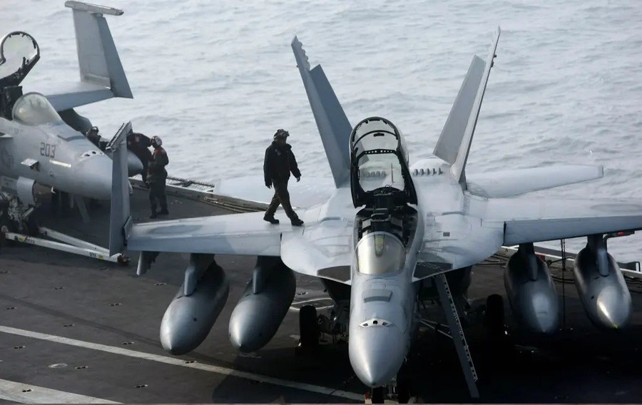 Tiêm kích F/A-18F và trực thăng MH-60R Mỹ rơi xuống biển- Ảnh 2.