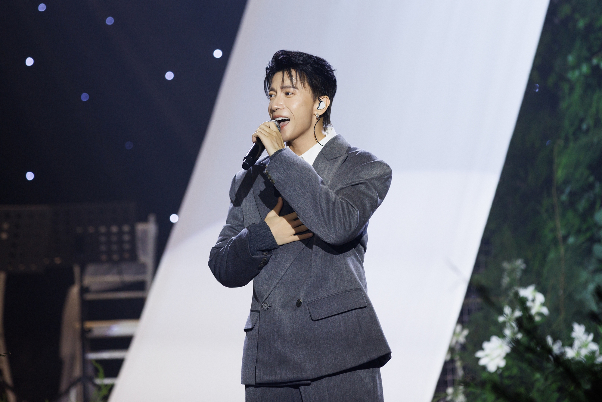 Nam ca sĩ xin xuất viện 3 tiếng h&aacute;t mừng đ&aacute;m cưới Chế Nguyễn Quỳnh Ch&acirc;u l&agrave; ai?- Ảnh 5.