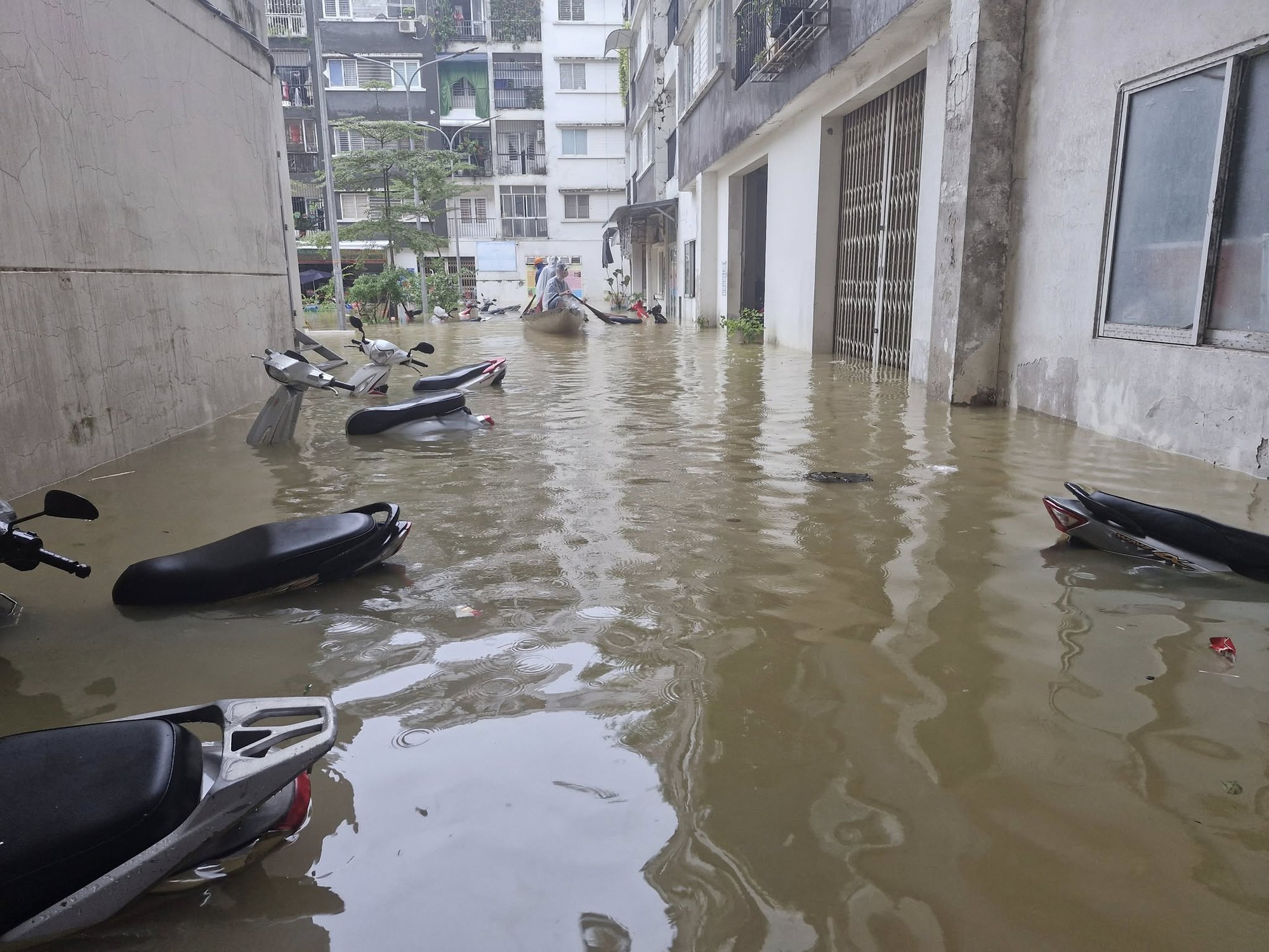 Xót xa cảnh xe máy bị nhấn chìm trong nước lũ ở Huế- Ảnh 8.