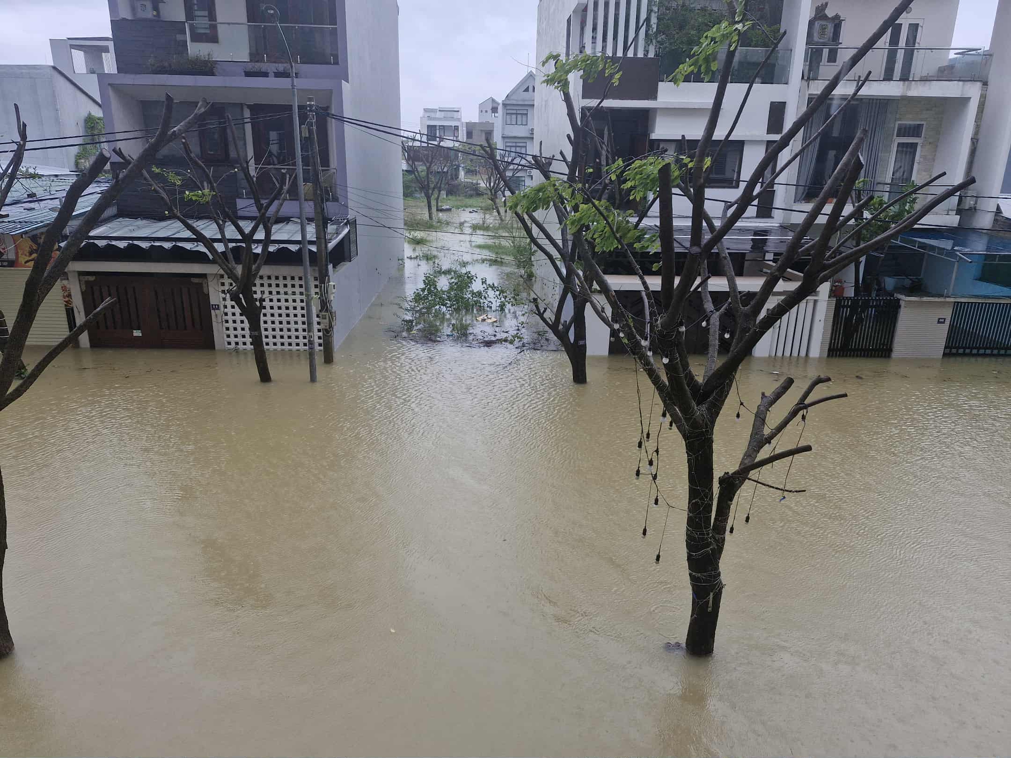 Xót xa cảnh xe máy bị nhấn chìm trong nước lũ ở Huế- Ảnh 2.