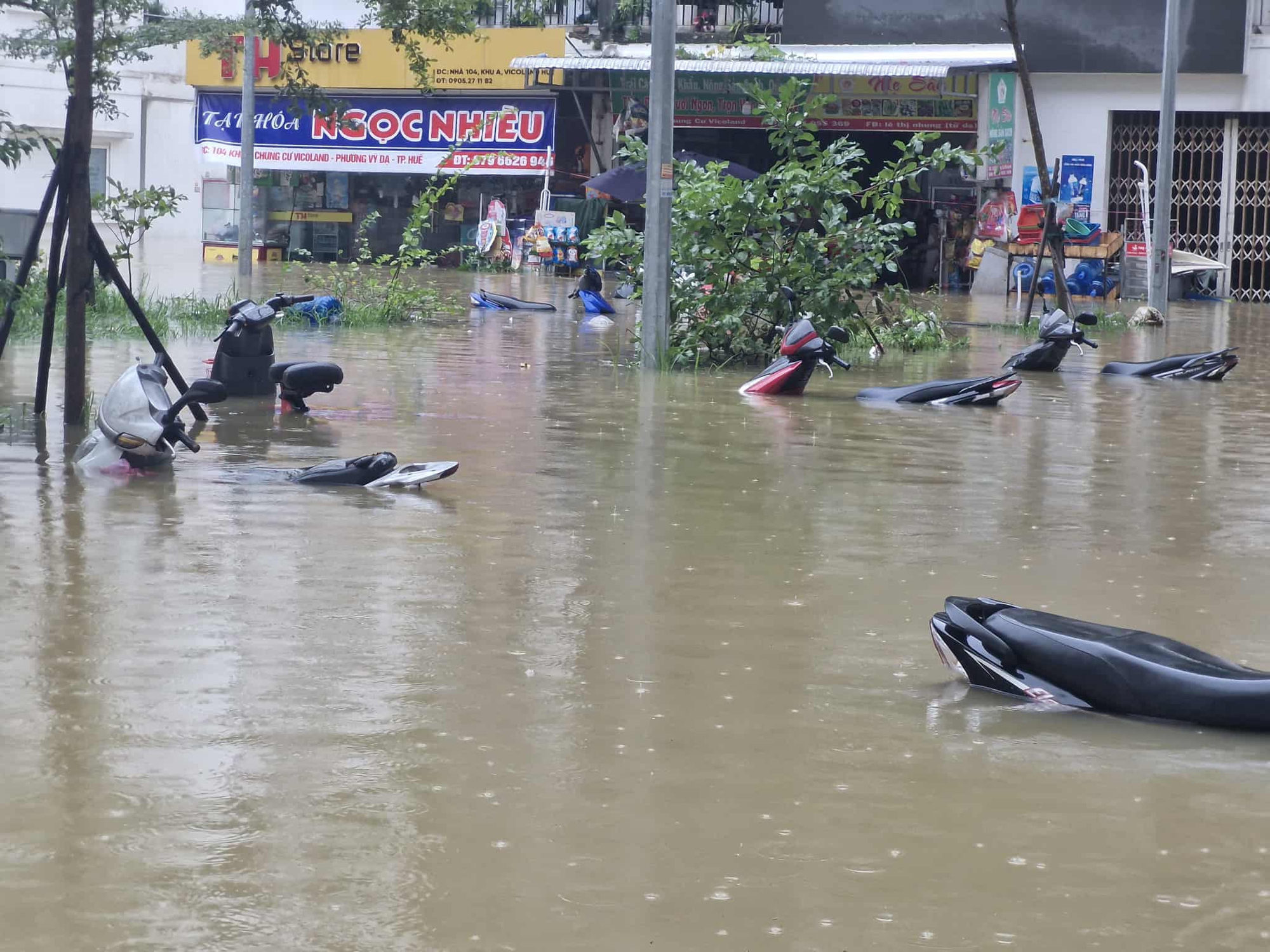 Xót xa cảnh xe máy bị nhấn chìm trong nước lũ ở Huế- Ảnh 4.
