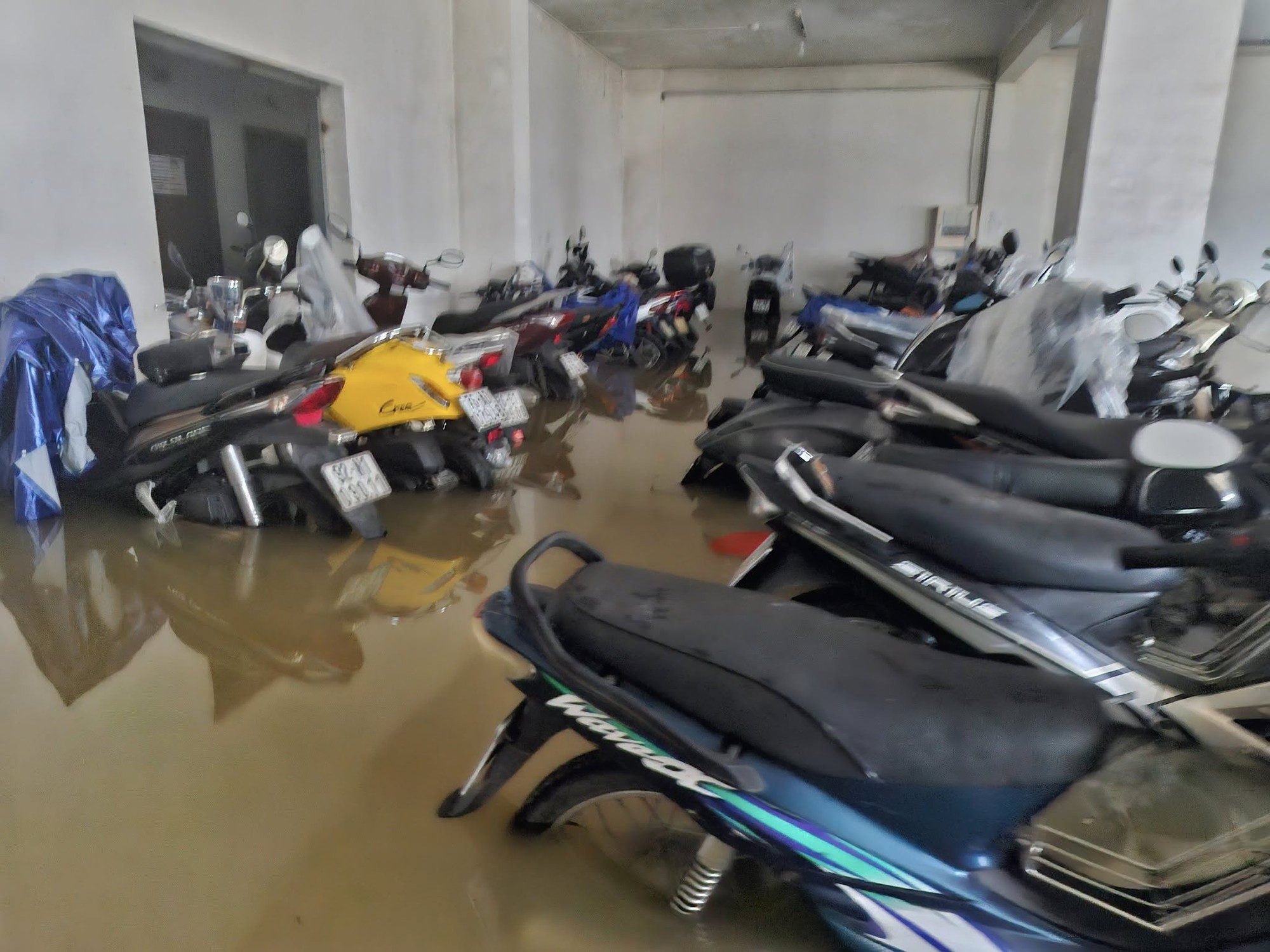 Xót xa cảnh xe máy bị nhấn chìm trong nước lũ ở Huế- Ảnh 7.