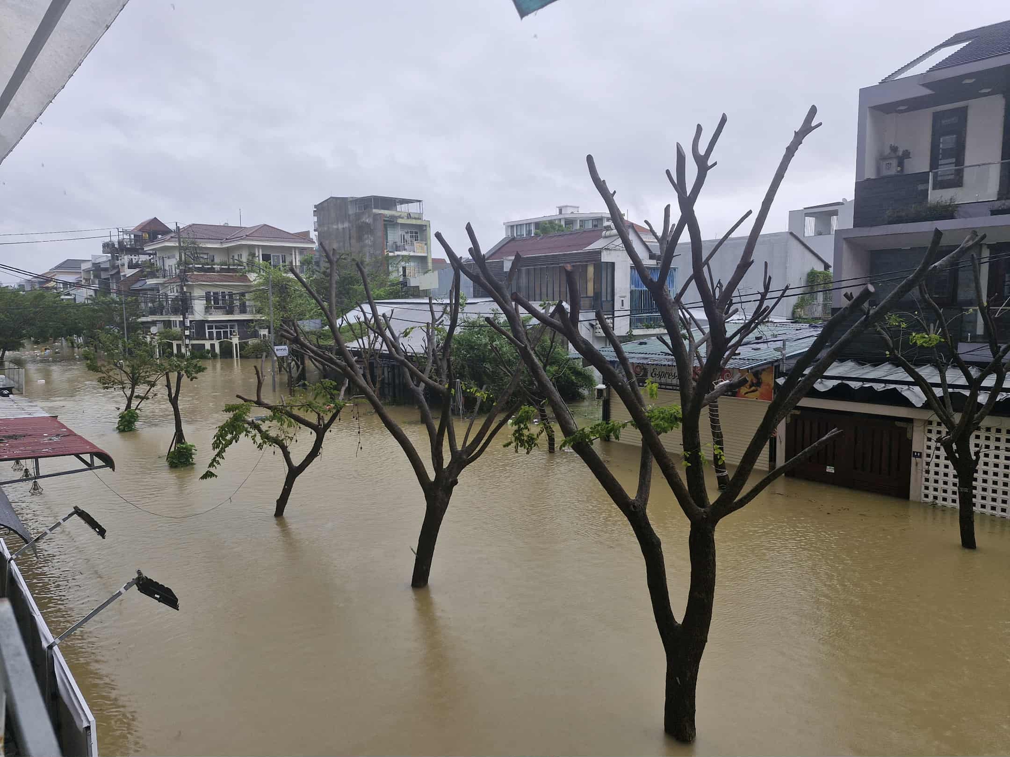 Xót xa cảnh xe máy bị nhấn chìm trong nước lũ ở Huế- Ảnh 3.