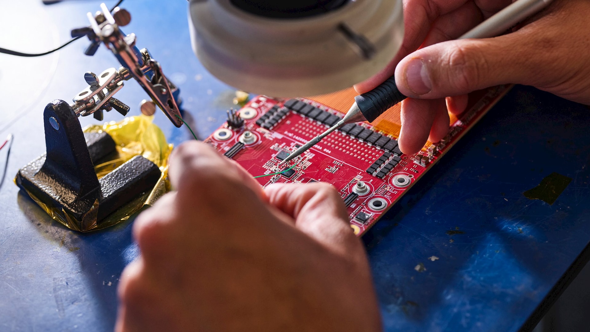 Hội chứng 'trúng số' trong ngành chip Mỹ: Nvidia, AMD, Broadcom dùng 'còng vàng' giữ chân nhân viên bằng lời hứa 'triệu phú trên giấy'- Ảnh 4.