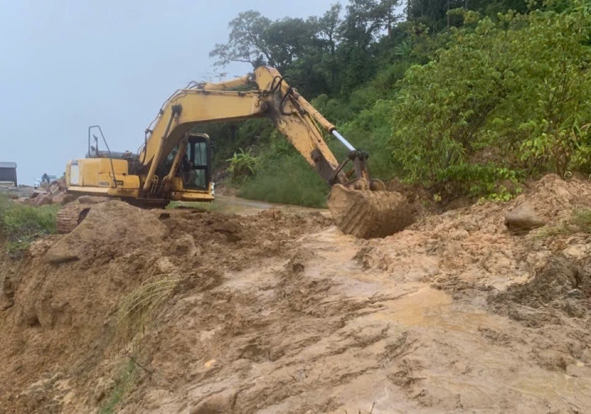 NÓNG: Đèo Đại Ninh bị sạt lở nghiêm trọng, Quốc lộ 28B chia cắt hoàn toàn- Ảnh 2. NÓNG: Đèo Đại Ninh bị sạt lở nghiêm trọng, Quốc lộ 28B chia cắt hoàn toàn- Ảnh 2.