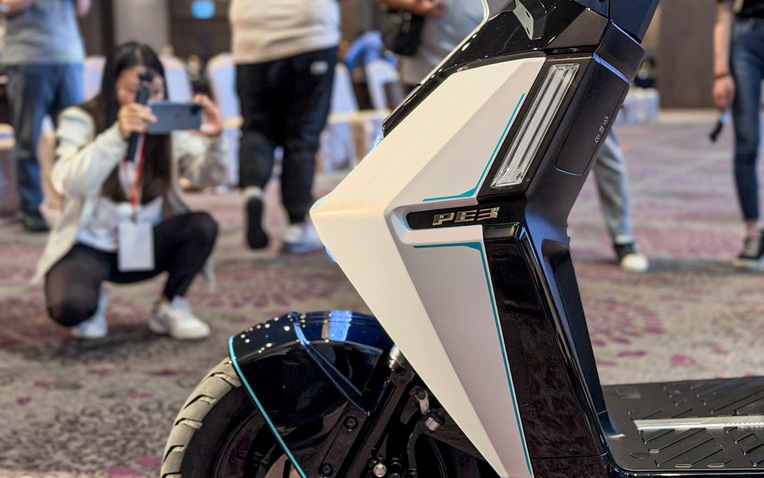 Đ&acirc;y l&agrave; chiếc xe điện kh&ocirc;ng bao giờ phải lo hết pin: SYM PE3- Ảnh 1.