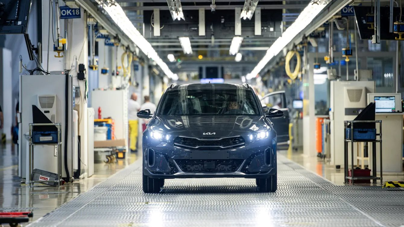 Sự lụi tàn của ‘Detroit của châu Âu’: Công sức gây dựng 30 năm nguy cơ đổ bể vì thuế, 85.000 việc làm có thể biến mất- Ảnh 1.