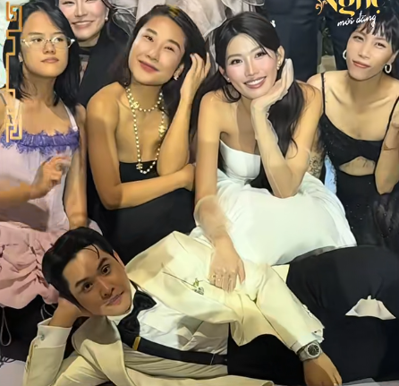 Trời ơi sốc quá! Chủ tịch đi lấy vợ lại làm cả gan làm hành động này ngay dưới sân khấu sao?- Ảnh 3. Trời ơi sốc quá! Chủ tịch đi lấy vợ lại làm cả gan làm hành động này ngay dưới sân khấu sao?- Ảnh 3.