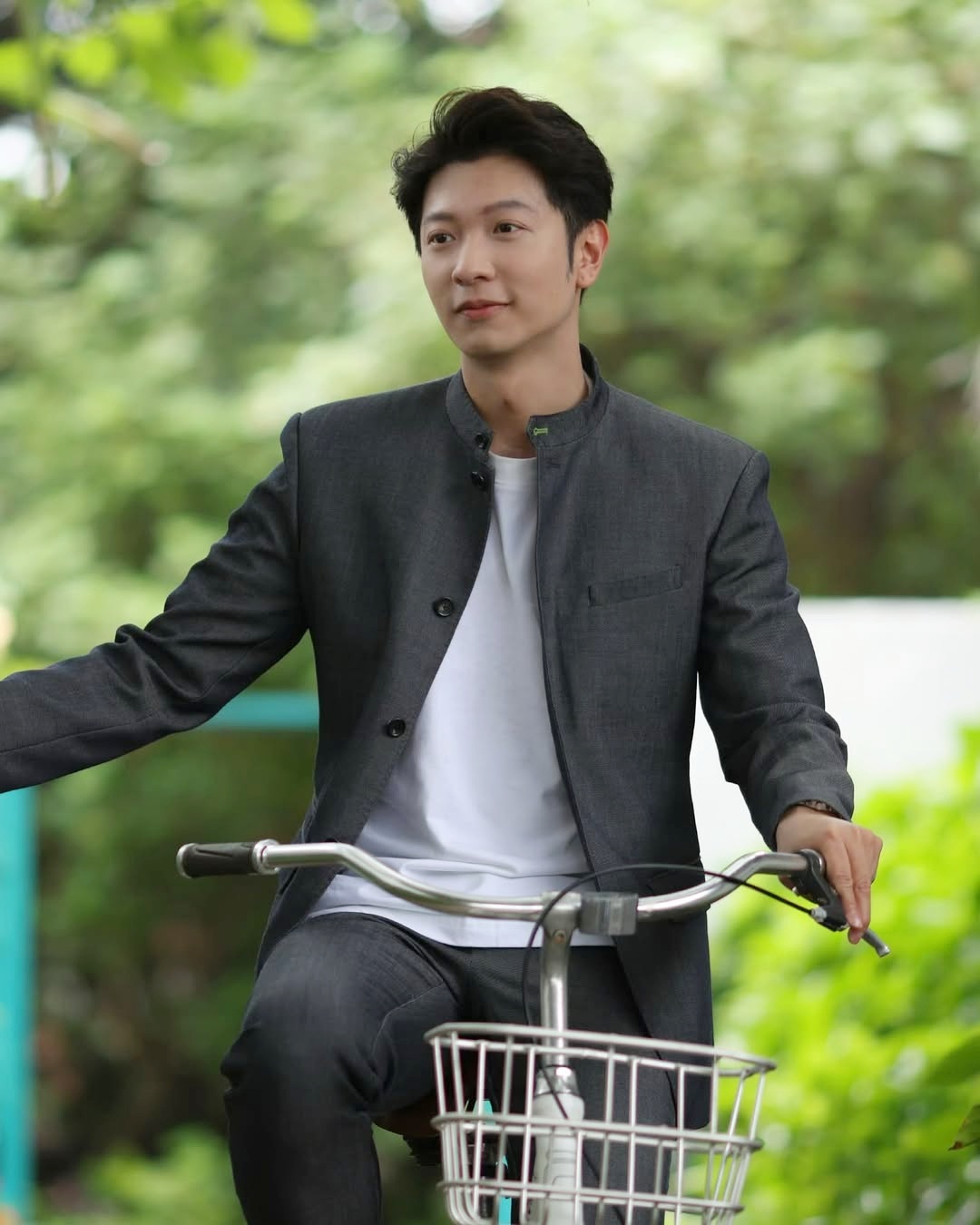 "Nam vương tiêu tiền như rác" giờ thê thảm đến nỗi phải đi phụ hồ, bê gạch xách vữa mưu sinh- Ảnh 1. "Nam vương tiêu tiền như rác" giờ thê thảm đến nỗi phải đi phụ hồ, bê gạch xách vữa mưu sinh- Ảnh 1.