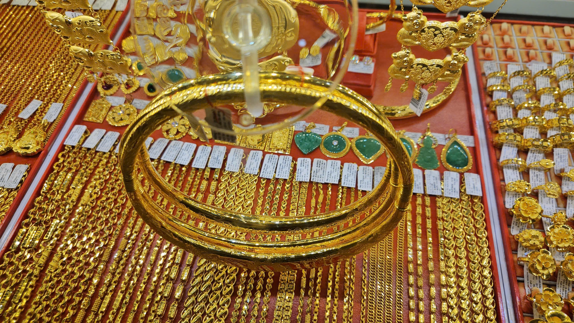 Cuối ngày 27-10, giá vàng nhẫn giảm mạnh- Ảnh 1. Cuối ngày 27-10, giá vàng nhẫn giảm mạnh- Ảnh 1.