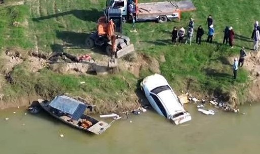 Xe sang Mercedes &ldquo;mất t&iacute;ch&rdquo; nhiều ng&agrave;y trong trận lũ lụt kinh ho&agrave;ng được t&igrave;m thấy dưới s&ocirc;ng- Ảnh 2.