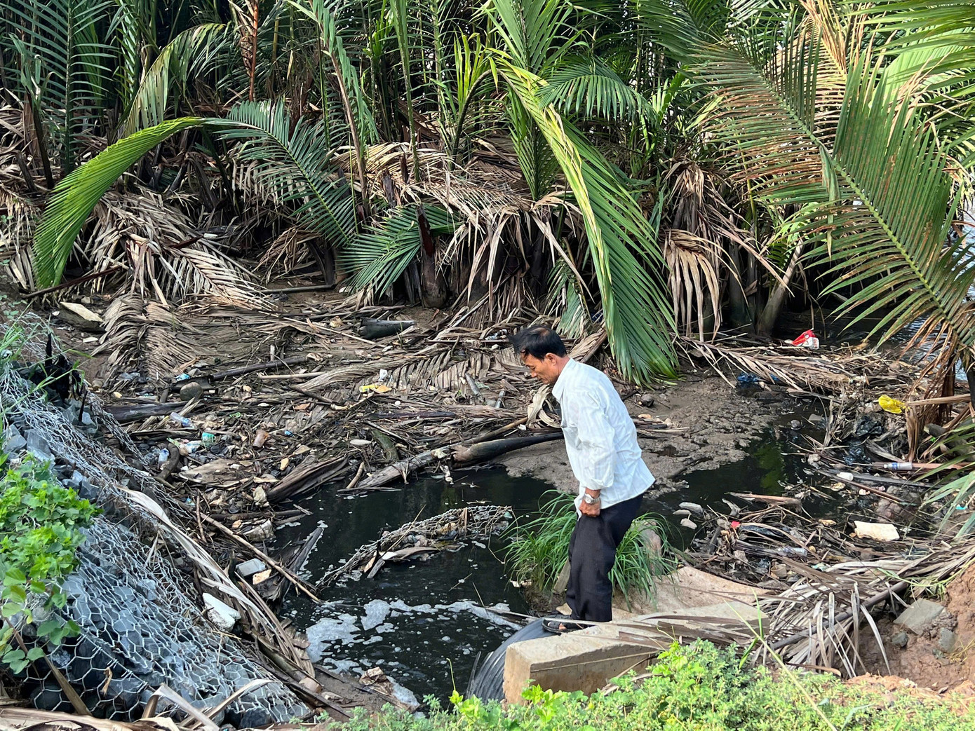 Ô nhiễm chưa dứt, bãi rác còn 'bốc mùi': Vĩnh Long ra lệnh tổng kiểm tra các nguồn thải lớn- Ảnh 1.