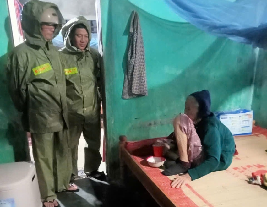 Clip: Nước lũ cuồn cuộn tràn qua đập, đường phố Huế chìm trong dòng nước đục ngầu- Ảnh 4.