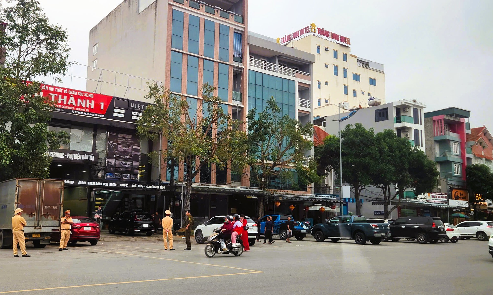 VIDEO: Công an xuất hiện tại nhà 1 doanh nhân có tiếng ở Thanh Hóa- Ảnh 1.