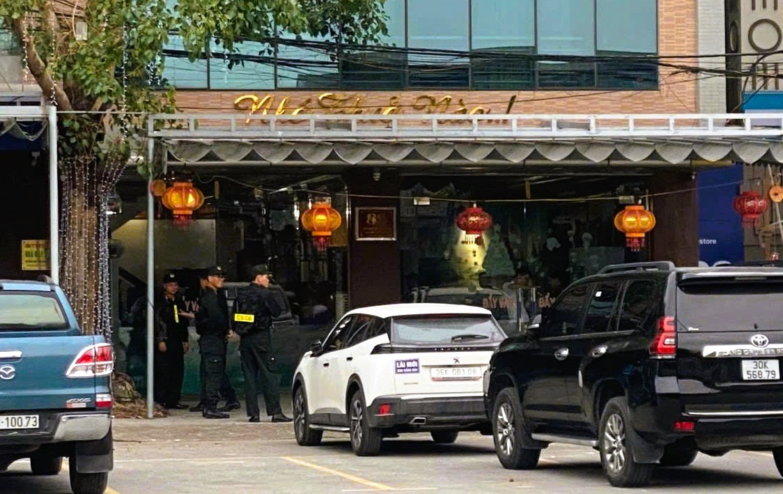 VIDEO: Công an xuất hiện tại nhà 1 doanh nhân có tiếng ở Thanh Hóa- Ảnh 2.