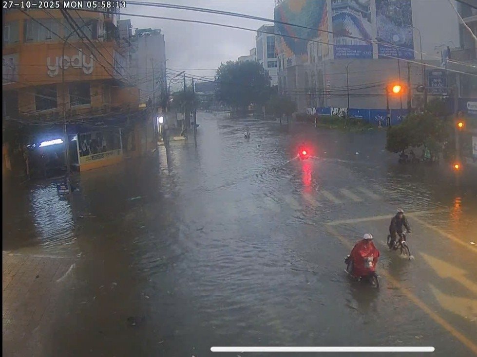 Clip: Nước lũ cuồn cuộn tràn qua đập, đường phố Huế chìm trong dòng nước đục ngầu- Ảnh 2.