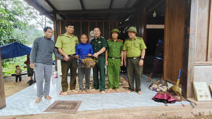 &Ocirc;ng l&atilde;o cứu khỉ đu&ocirc;i lợn q&uacute;y hiếm giữa rừng s&acirc;u , h&agrave;nh động đ&aacute;ng tr&acirc;n trọng - Ảnh 1.