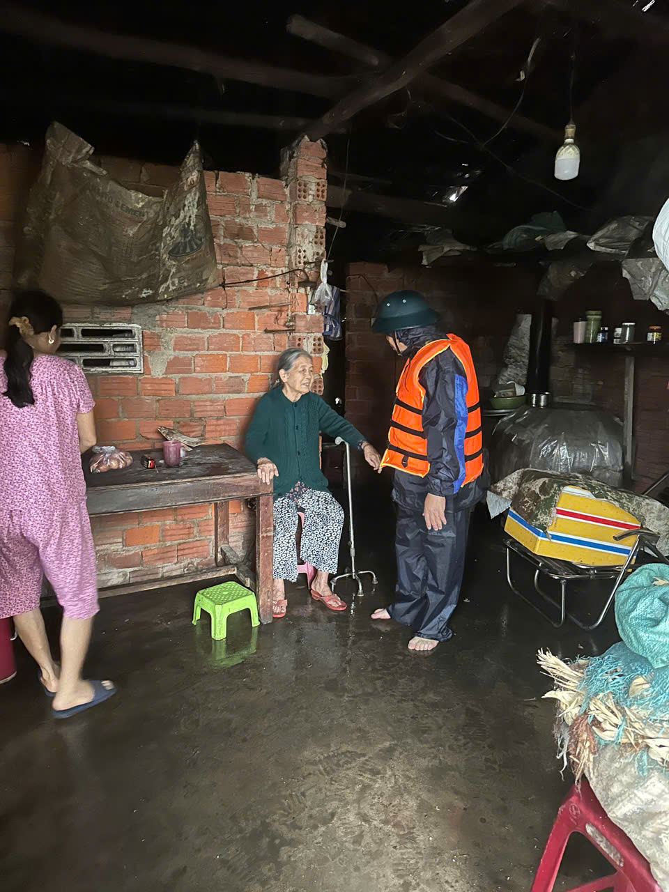 Nước tràn qua Quốc lộ 1 ở Đà Nẵng, CSGT cấm đường, phân luồng lên cao tốc- Ảnh 6. Nước tràn qua Quốc lộ 1 ở Đà Nẵng, CSGT cấm đường, phân luồng lên cao tốc- Ảnh 6.