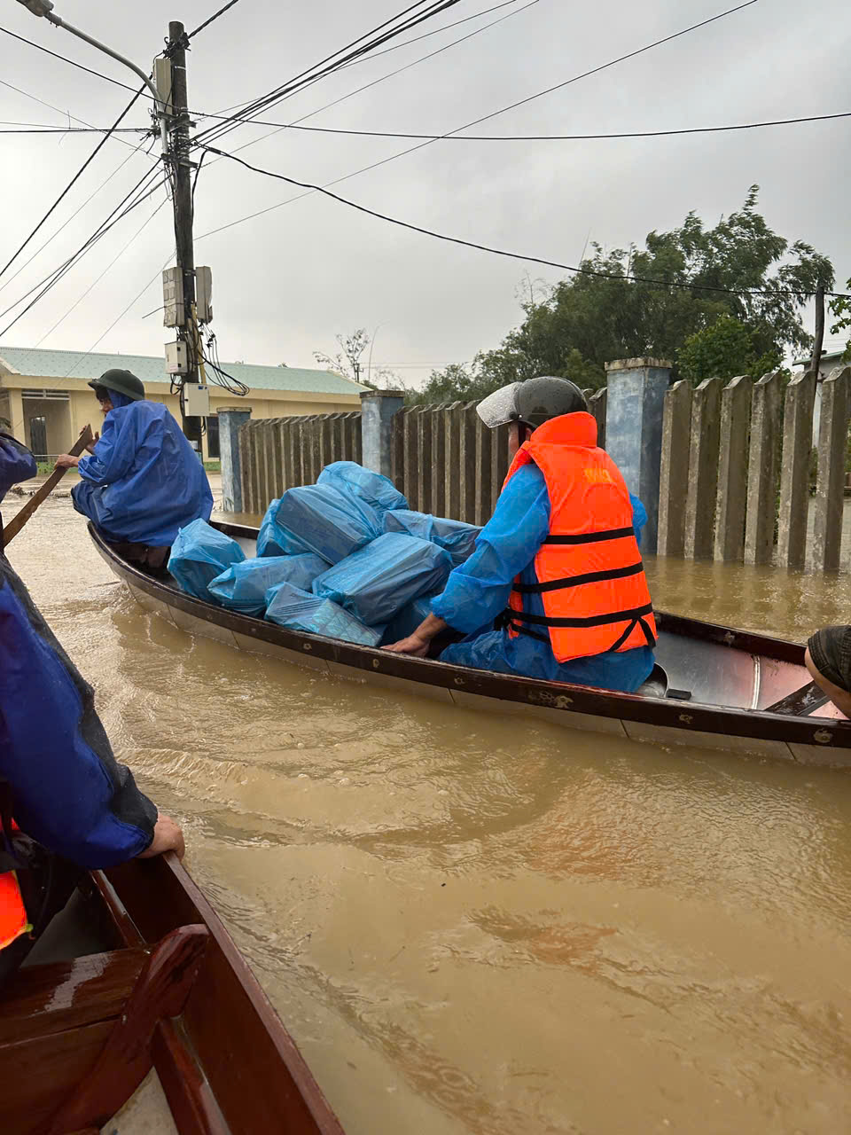 Nước tràn qua Quốc lộ 1 ở Đà Nẵng, CSGT cấm đường, phân luồng lên cao tốc- Ảnh 7. Nước tràn qua Quốc lộ 1 ở Đà Nẵng, CSGT cấm đường, phân luồng lên cao tốc- Ảnh 7.