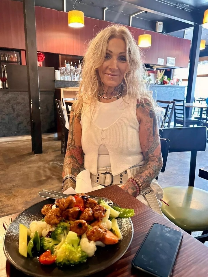 B&agrave; ngoại U80 quyến rũ chia sẻ b&iacute; quyết giữ m&atilde;i vẻ tươi trẻ- Ảnh 1.