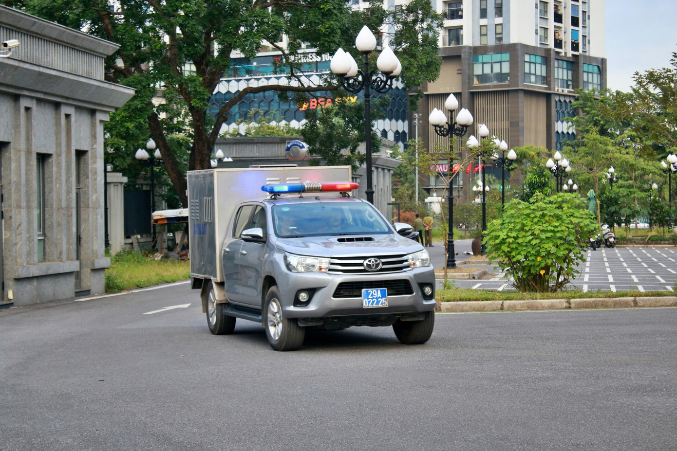 Cảnh sát dẫn giải nhóm bị cáo trong vụ đánh bạc 106 triệu USD tại khách sạn Pullman- Ảnh 4.